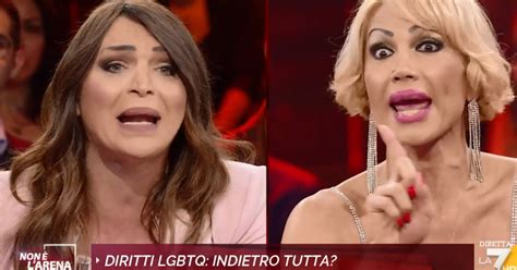 Efe Bal Contro Manila Gorio Rissa Trans Da Giletti Schifezza Chi Co Sei Libero Quotidiano