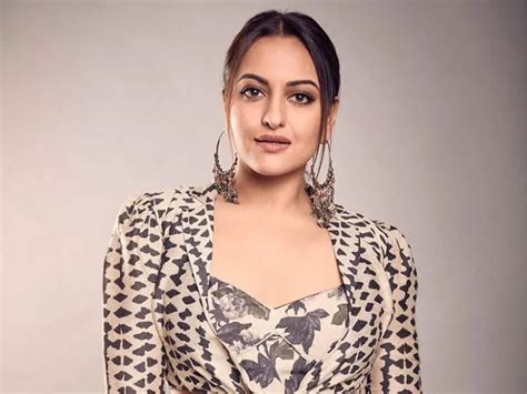 Dabangg Actress Sonakshi Sinha Clarifies On Non Bailable Warrant Against Her Said This Is Pure