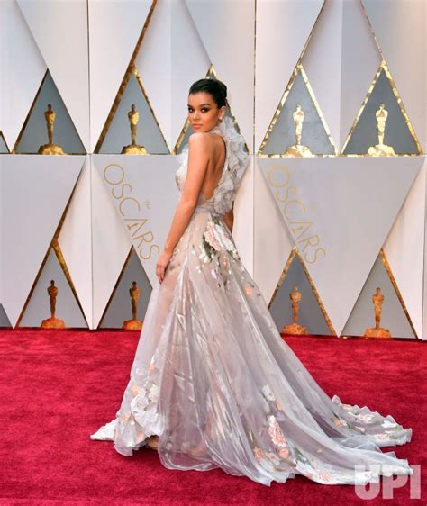 Photo Hailee Steinfeld Arrives For The 89th Annual Academy Awards In