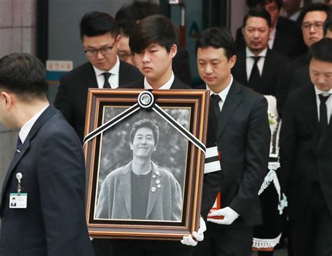 I think of how i should work harder and be ruined even more, but strangely i keep stopping myself. Newsmaker Actor Kim Joo-hyuk laid to rest in Seosan