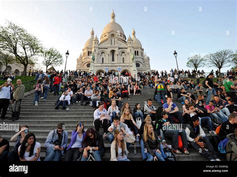 Les Touristes Sur Les Marches De La Basilique Du Sacré Cœur De Paris Ou