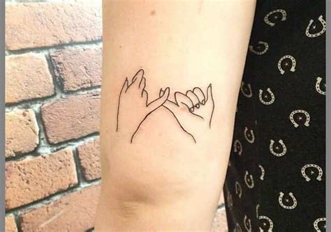 Resultado de imagen para imagenes de dos personas agarradas de la mano anime. 56 Ideas de Tatuajes en las Manos y sus Significados ⋆ ...