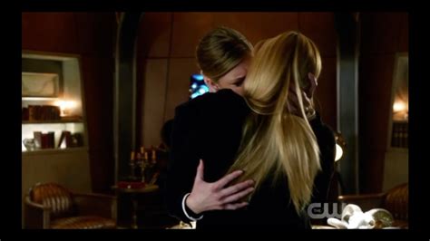 Sara And Ava Kiss Legends Of Tomorrow 3x12 The Curse Of The Earth