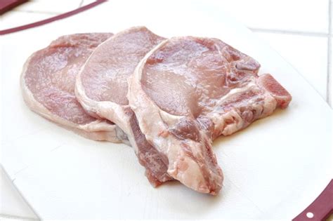 They're relatively inexpensive (groceries are getting crazy high in one benefit of these baked thin pork chops is that they cook in the same amount of time the vegetables need. How to Cook Thin-Cut Breakfast Pork Chops | LIVESTRONG.COM