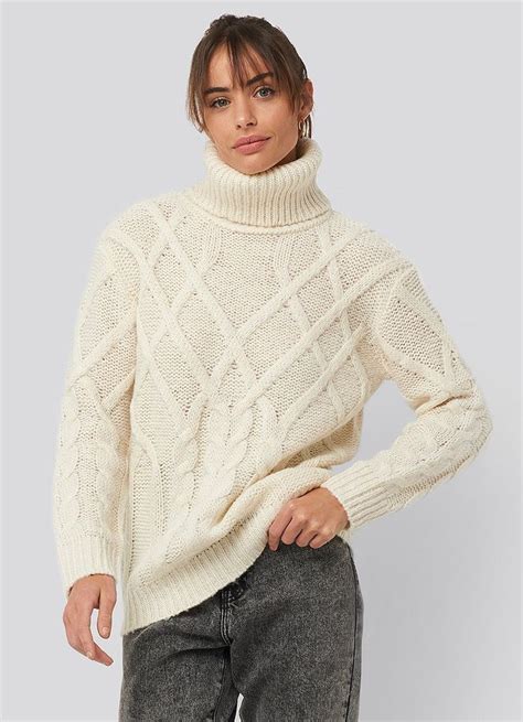 Beautiful Girl Wearing A Chunky Cable Knit Turtleneck Sweater In Ivory