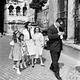 Silvana Mangano con i figli davanti alla chiesa di San Giorgio in ...