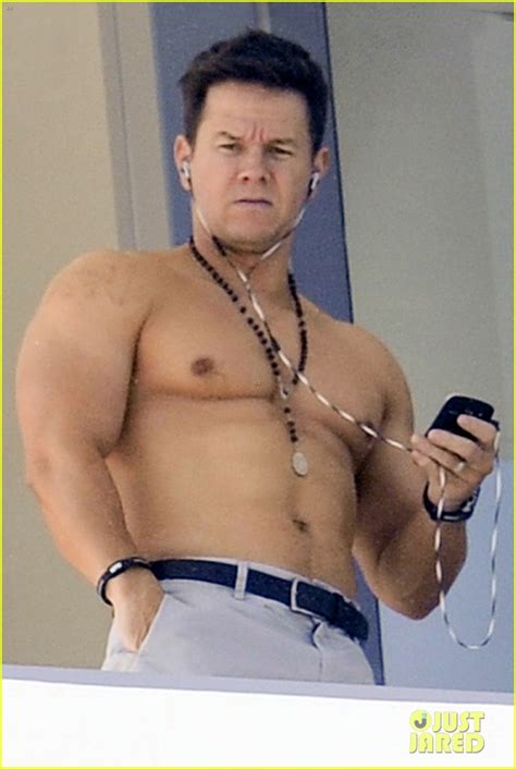 Mark Wahlberg Shirtless In Miami Photo Mark Wahlberg Photos Just Jared Celebrity