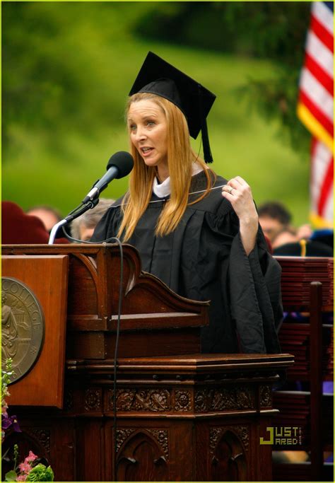 Lisa Kudrow Vassar Colleges Commencement Speaker Photo 2453114