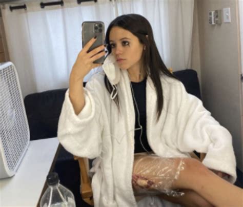 jenna ortega as tara carpenter in 2022 jenna ortega mirror selfie girl
