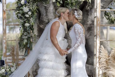 Gay Australian Cricketers Delissa Kimmince And Laura Harris Get Married Outsports