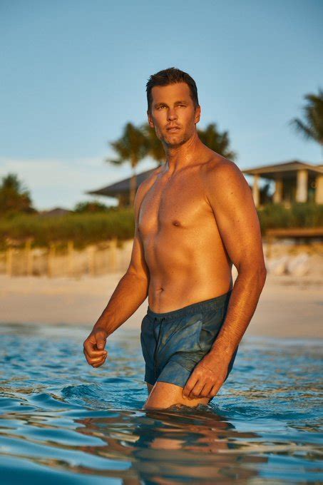 tom brady strips down to underwear once again this time asks former patriots teammates for