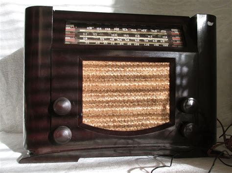 Cherished music memories from the 1940s featuring all your favorite wartime tunes and artists mixed in with vintage comedy and drama for that authentic touch. Radio Antigua Philco Usa 1940 -41 . Funcionando Perfecto ...