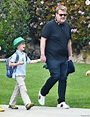 James Corden se balade avec son fils Max à Santa Monica, le 17 mars ...