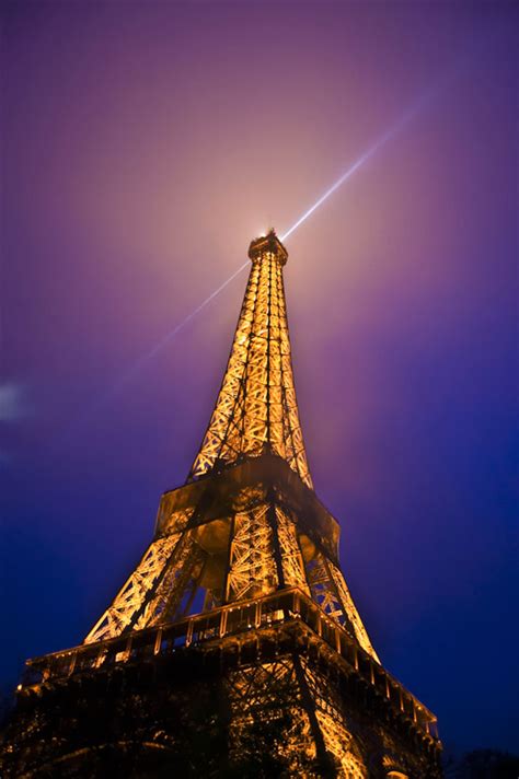 El piso de cristal es parte de una renovación de 38,4 millones de dólares del primer nivel de la torre, la cual también incluye tiendas, restaurantes y construída por gustave eiffel, la torre fue terminada en 1889 como parte de una «exposición universal» celebrando el centenario de la revolución francesa. Beautiful pictures from the Eiffel Tower