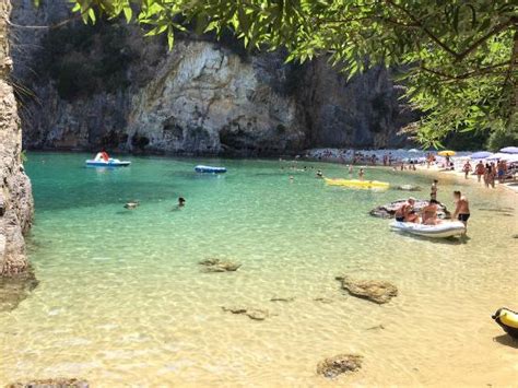 La particolarità di palinuro e della baia del buon dormire sono i fondali se avrete modo di notare in quei mari esistono diverse tonalità di colore dal blu a d orato al verde smeraldo colori unici e rari! foto scattata dal bar.. mare meraviglioso - Picture of ...