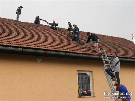 Gasilci Pomagali Prekriti Strehe Poškodovane V Neurju