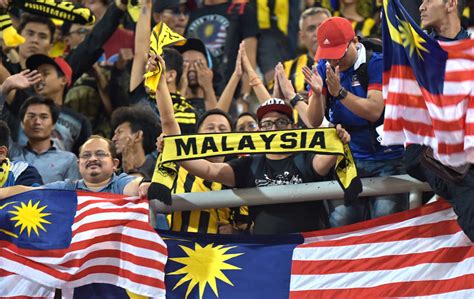 Kalau bola sepak malaysia tak maju dan mereka menyalak lebih, kau tunjuk post aku ni. Peminat bola sepak Malaysia memberi sokongan kepada ...