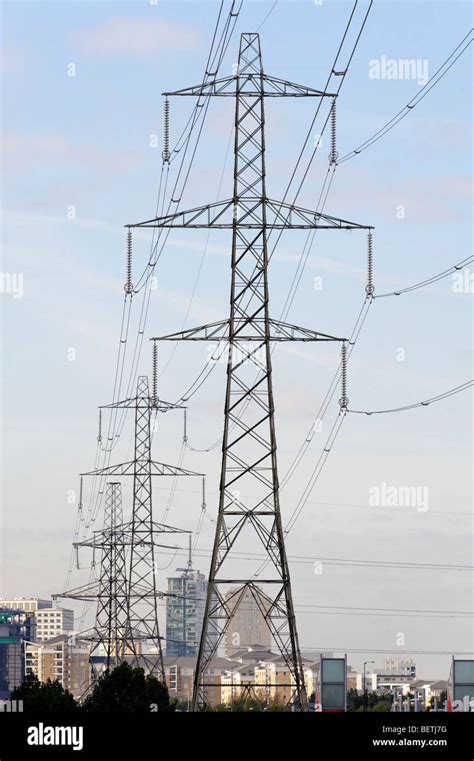 Inner City Electricity Pylons London Britain Uk Stock Photo Alamy