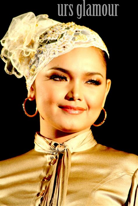 Bagi temen temen semua yang menyukai lagu lagu malaysia lagu dari siti nurhalizah mungkin sudah tak asing lagi di telinga pendengarnya ya. Download Lagu Mp3 Siti Nurhaliza - Nazam Lebaran | Musik ...