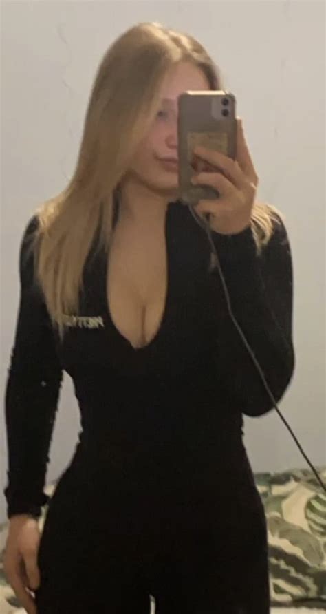 Yorkiebarmilfsback On Twitter Submission Rate Like And Comment On This Sexy Big Titty Blonde