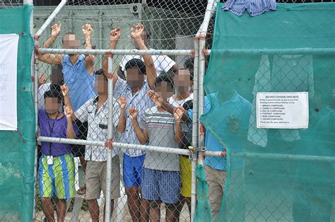 Papua New Guinea Police Storm Manus Island Detention Centre And Order Asylum Seekers To Leave
