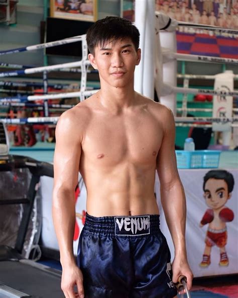 ซ้ายดารา ตะวันฉาย พี.เค.แสนชัยมวยไทยยิม ยอมรับว่าเสีย … "ตะวันฉาย พี.เค.แสนชัยฯ" นักมวยหน้าหล่อดาวโซเชียล จากวิทยาลัยพาณิชยการราชดำเนิน