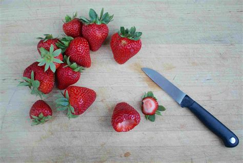 A Step By Step Guide To Hulling Strawberries