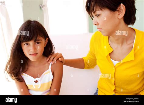 Madre Solícita Hablando Y Consolando A Su Hija Fotografía De Stock Alamy