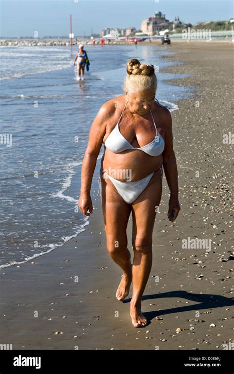 Older Woman In Bikini Fotos Und Bildmaterial In Hoher Auflösung Alamy
