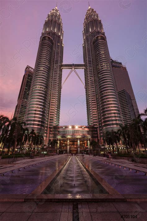 Nice scenic views while enjoying after dinner (jantar) dessert.(2 dicas). Petronas Twin Towers Skyscraper Kuala Lumpur, Malaysia ...