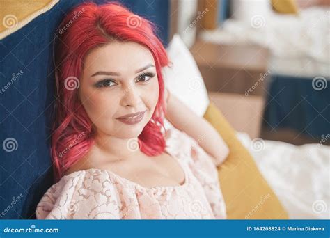 Porträt Einer Wunderschönen Jungen Frau In Rosa Sexy Dessous In Blauem Bett Stockfoto Bild