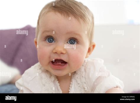 Retrato De Una Niña Con La Boca Abierta Mostrando Los Primeros Dientes