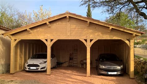 Le bois est un matériau esthétique et solide. Abri en bois pour 3 voitures. Réalisation sur mesure par ...