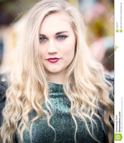 Portret Van Een Mooie Blonde Blauwe Eyed Tiener In Groen Aan Stock Afbeelding Image Of Krullen