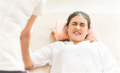 De Vrouw Wordt Gekwetst Terwijl Het Nemen Van Massage Stock Foto Image Of Gezicht Schouder