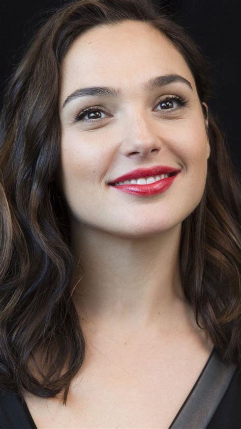 Wonder woman actress gal gadot wallpaper wallpaper stream. Gal Gadot Cute iPhone Hd Wallpapers - Wallpaper Cave