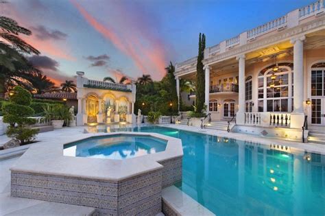 È crollata nella notte verso l'1.30 ora locale,buona parte di un palazzo di 12 piani a miami beach, in florida. Lavish Italian Palazzo from Miami Beach, Florida
