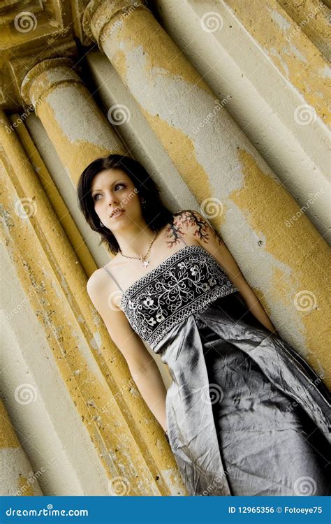 Femme Sexy Avec Le Tatouage Dans La Robe Photo Stock Image Du Moderne Caucasien 12965356