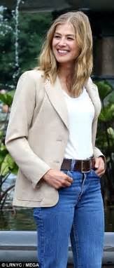 Rosamund Pike Films Three Seconds In New York Daily Mail Online