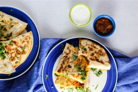 Sprinkle the chicken with salt, pepper and taco seasoning. Taco Bell Quesadillas Recipe - Genius Kitchen