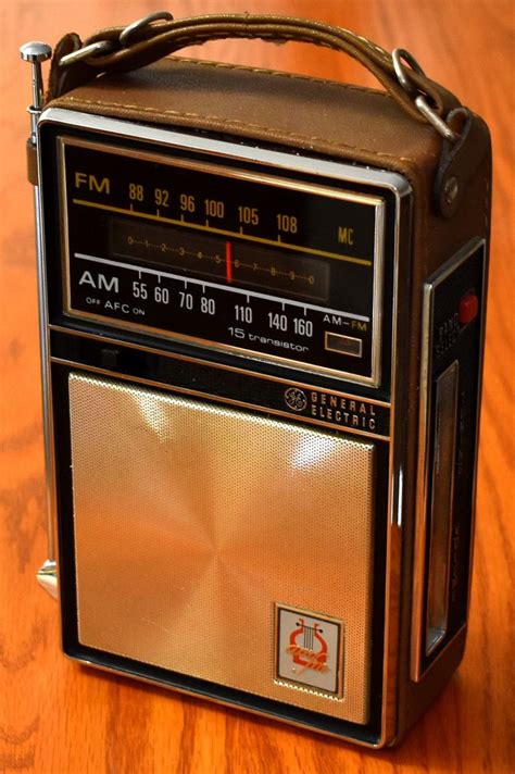 Vintage General Electric Portable Transistor Radio Model P F Am Fm