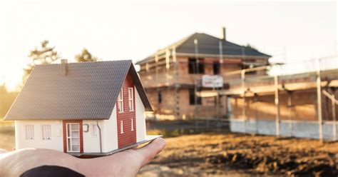 Fertigbauweise und reduktion der wohnfläche ermöglicht es hersteller, häuser deutlich günstiger anzubieten. Eigenes Haus bauen oder kaufen - was ist günstiger?