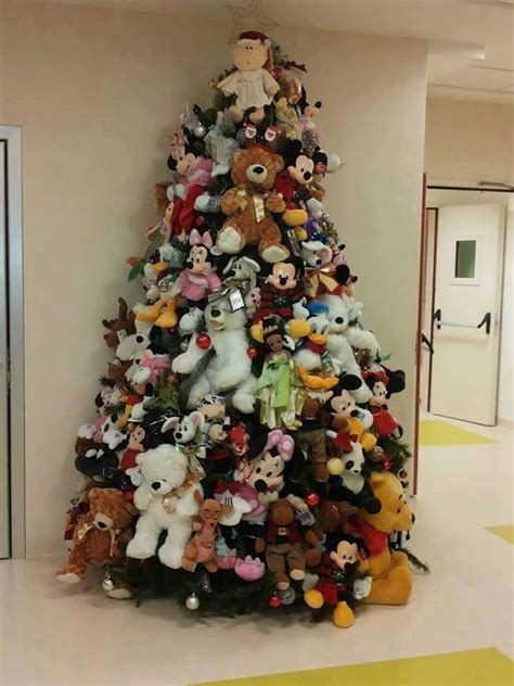 Con lo stesso piacere si possono acquistare nuove decorazioni per l'albero di natale per abbellirlo o per sostituire elementi ormai vetusti. Idee originali per alberi di Natale fai da te