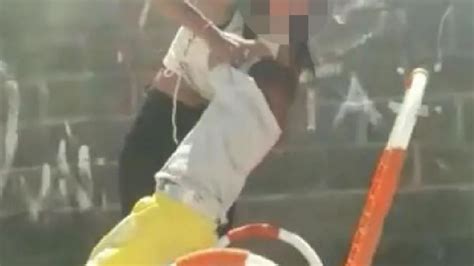 Una mujer filmó a su vecina mientras golpeaba y maniataba a sus cinco hijos