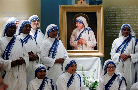 Members Of Mother Teresas Order The Missionaries Of Charity Gather