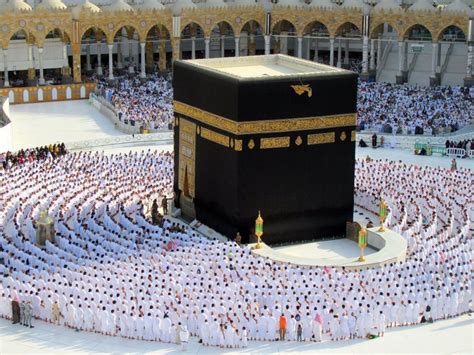 Check your islamic calendar 2016! صانع كسوة الكعبة: أفتخر بعملي