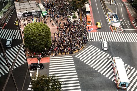 where to take the best photos of the shibuya crossing