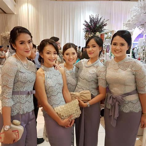 Nah, buat kamu yang bingung mencari model baju kebaya untuk orang gemuk. Gambar Kebaya Untuk Orang Gemuk Pendek - foto cewek cantik