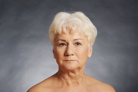 Portret Van Een Oude Naakte Vrouw Stock Foto Afbeelding Bestaande