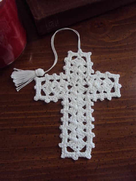 Create a customizable cross crochet bookmark with this free crochet pattern from kristi simpson. Creative Creations by Vicki: Cross Bookmark